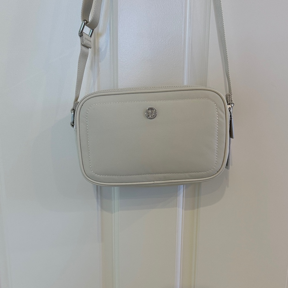 Lululemon NWT. White Crossbody Camera Bag -